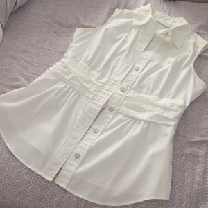 BOGO💖White sleeveless button down 💖